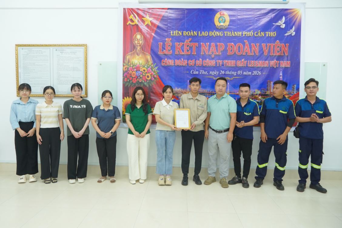 Lãnh đạo LĐLĐ TP Cần Thơ và đại diện Công ty TNHH Giấy Lee Men Việt Nam trao Quyết định kết nạp đoàn viên Công đoàn. Ảnh: Tạ Quang