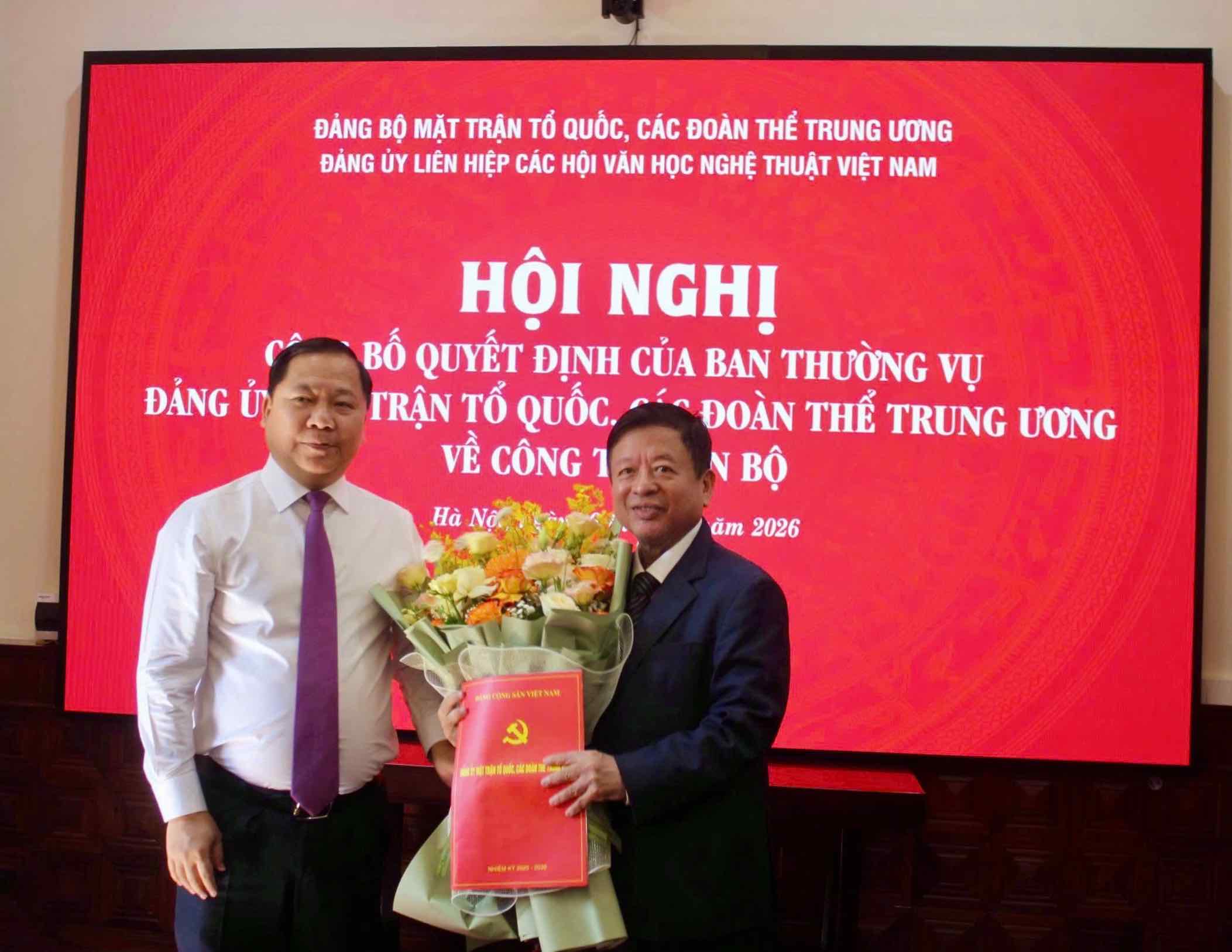 Mr. Nguyen Phi Long - Member of the Party Central Committee, Standing Deputy Secretary of the Party Committee of the Fatherland Front, Central Agencies, Vice Chairman of the Central Committee of the Vietnam Fatherland Front awarded the Decision of the Standing Committee of the Party Committee of the Fatherland Front, Central Agencies on personnel work for the Secretary of the Party Committee of the Vietnam Union of Literary and Art Associations, term 2025 - 2030 to Mr. Do Hong Quan. Photo: Trung Hien