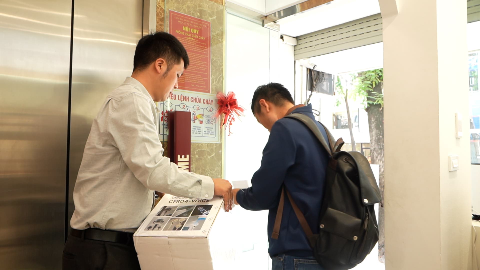 Ông Trần Quang Tuấn Anh (áo trắng) mách cách dùng thiết bị làm mát tiết kiệm điện mùa hè. Ảnh: Huyền Trang