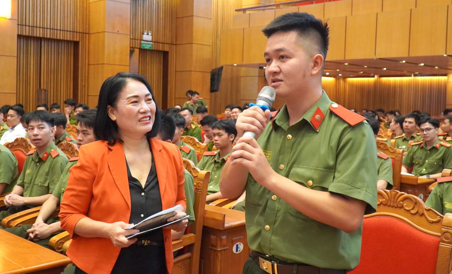 Nhà báo Tạ Bích Loan hướng dẫn nhiều nội dung thiết thực và giao lưu, tương tác cùng cán bộ, chiến sĩ. Ảnh: Bộ Công an