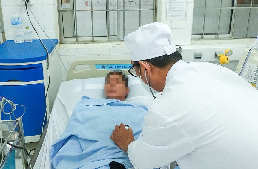 Doctors at Ca Mau General Hospital treat a methanol poisoning patient in critical condition. Photo: Hospital provided.