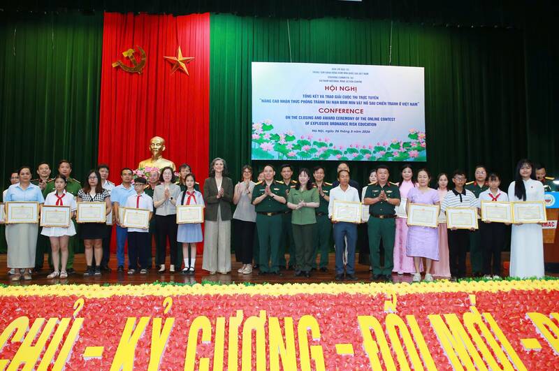 El 26 de mayo, en Hanoi, el Centro Nacional de Acción contra las Minas de Vietnam (VNMAC) organizó una conferencia de resumen y entrega de premios del concurso en línea "Mejora de la conciencia sobre la prevención de accidentes de minas y explosivos después de la guerra en Vietnam" en 2026. Foto: Ai Van