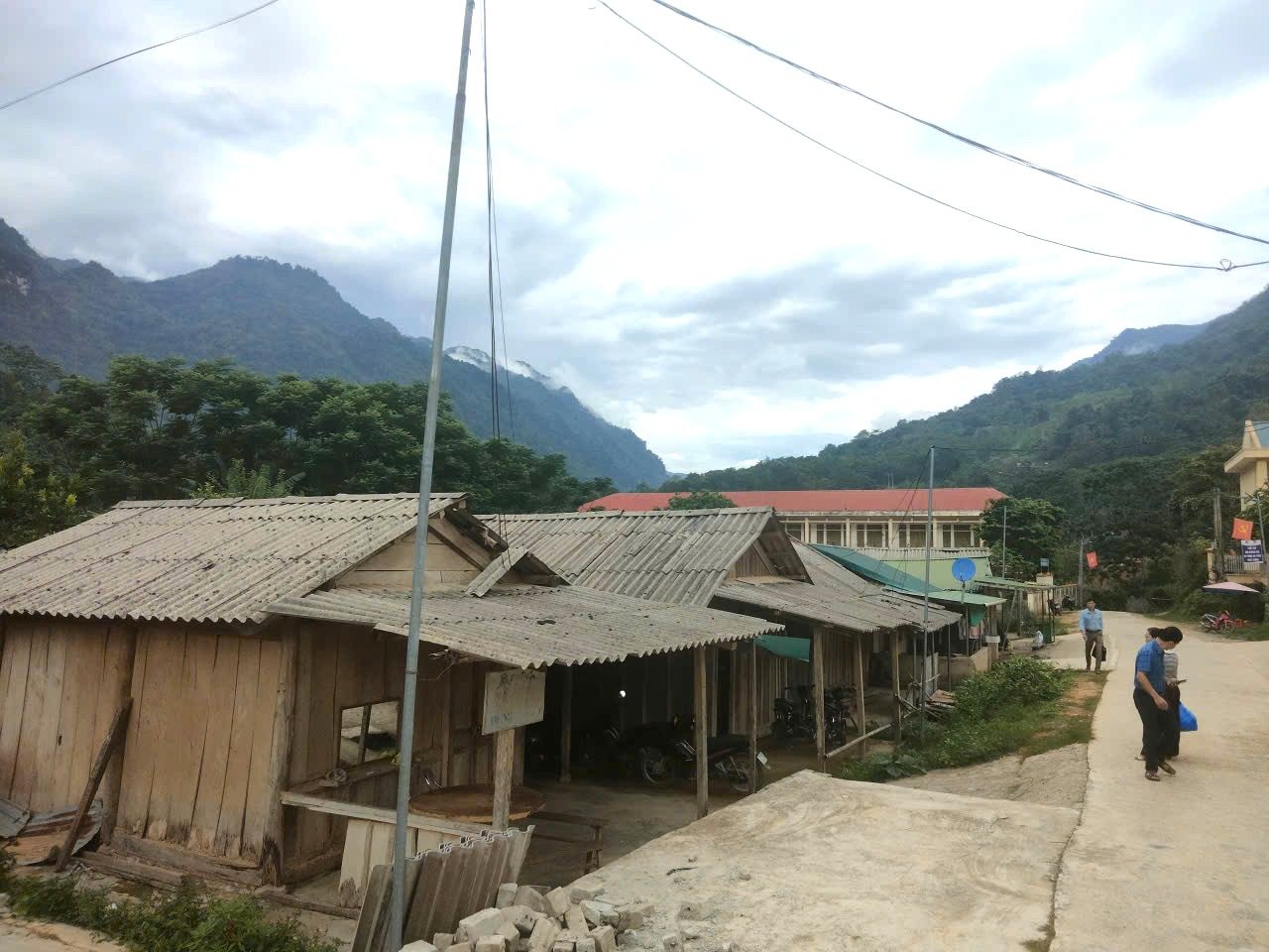 Khu nhà ở của giáo viên Trường PTDTBT Tiểu học, THCS Na Loi được xây dựng trên phần đất do địa phương cho mượn. Ảnh: Ngọc Anh
