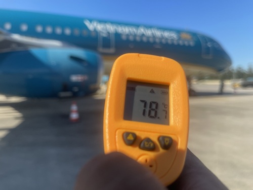 Điều kiện làm việc khắc nghiệt khi mặt sân đỗ hấp thụ nhiệt liên tục, cộng thêm hơi nóng từ động cơ tàu bay và các thiết bị phục vụ khiến nhiệt độ bề mặt có thời điểm lên tới 70 - 80 độ C.