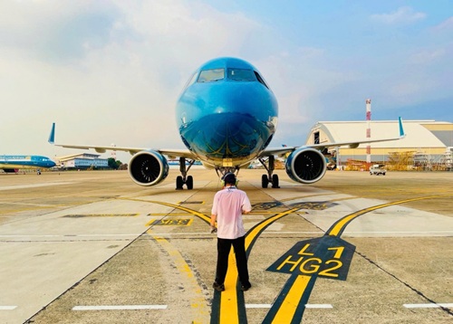 Aviation workers "naked" below 78 degrees Celsius to keep every flight safe. Photo: Phan Cong