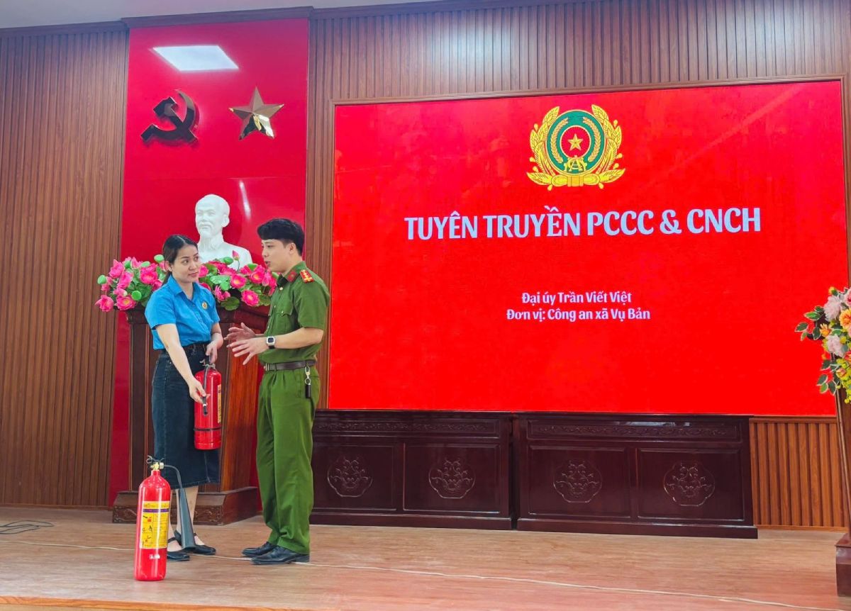 The Trade Union of Vu Ban commune, Ninh Binh province, in coordination with the Commune Police, organized a propaganda and training session on fire prevention and fighting and rescue skills for more than 100 officials and workers. Photo: Vu Ban Commune Police