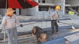 The scorching heat, workers straining to work on the construction site. Photo: Tran Tuan