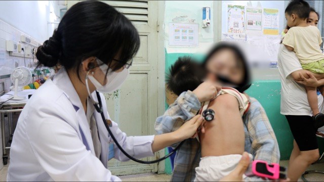 When children have signs of wheezing, frequent coughing... they need to be taken to the doctor because they may be affected by the respiratory tract. Photo: Nguyen Ly