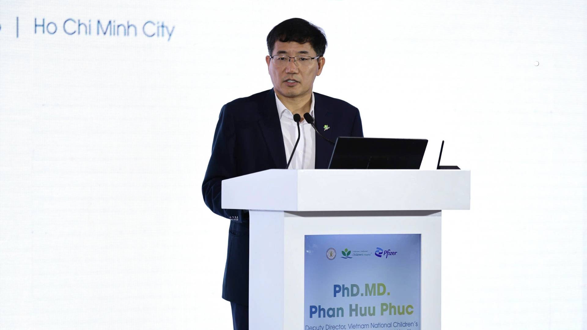 TS. Phan Hữu Phúc - Phó Giám đốc Phụ trách chuyên môn Bệnh viện Nhi Trung ương, Tổng thư ký Hội Nhi khoa Việt Nam - phát biểu tại một hội thảo do Hội Nhi khoa Việt Nam, Bệnh viện Nhi Trung ương phối hợp cùng Pfizer Việt Nam tổ chức gần đây. 