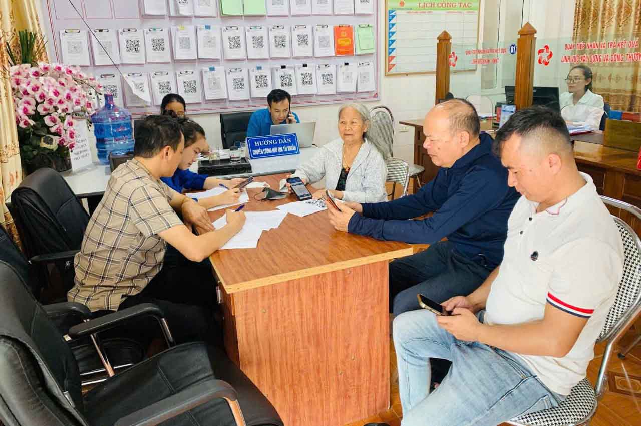 Xã biên giới ở Hà Tĩnh hướng dẫn người dân cài đặt ứng dụng công dân số