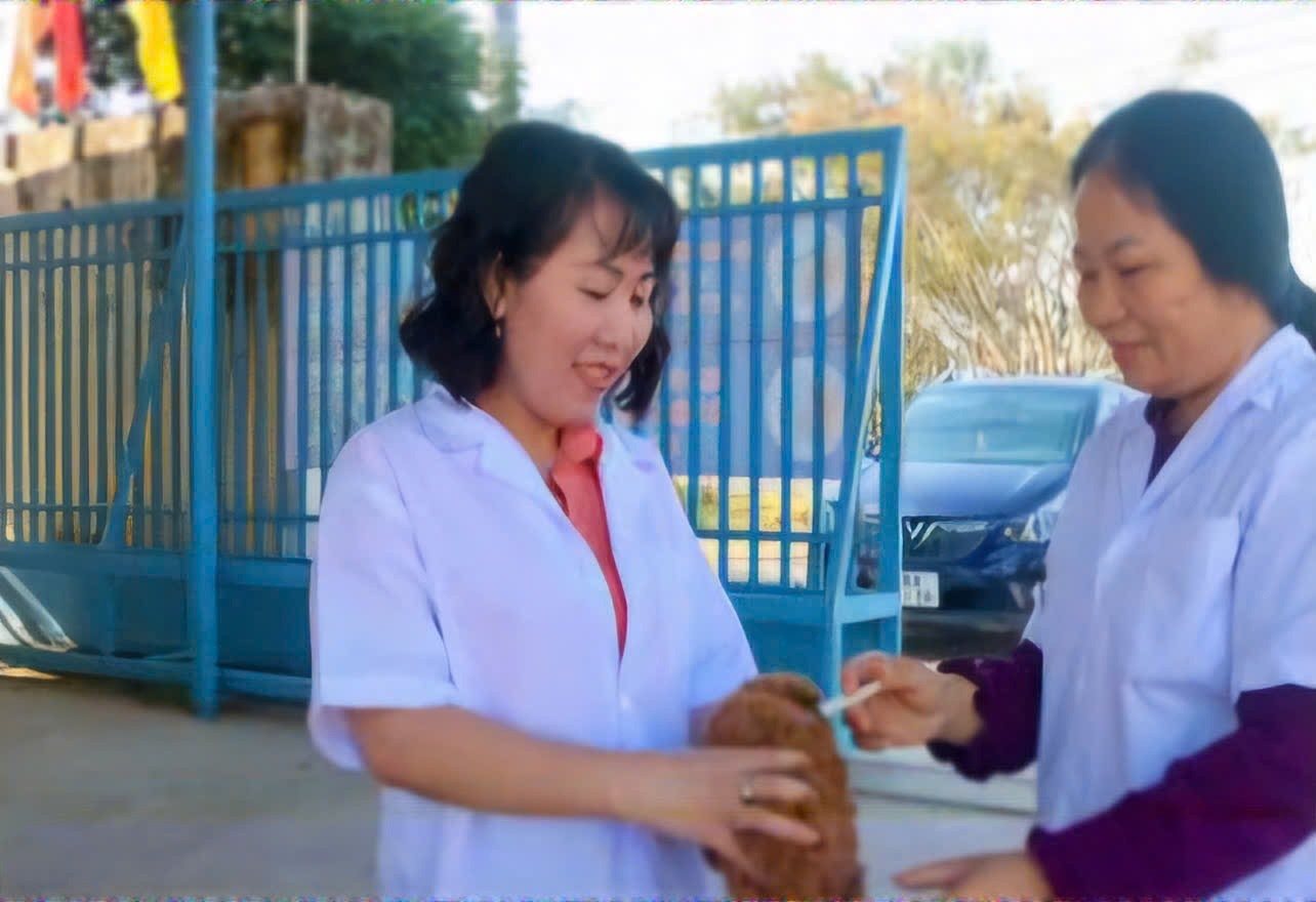 Cán bộ thu y Lâm Đồng tiêm phòng vắc xin phòng dại cho vật nuôi. Ảnh: An Nhiên