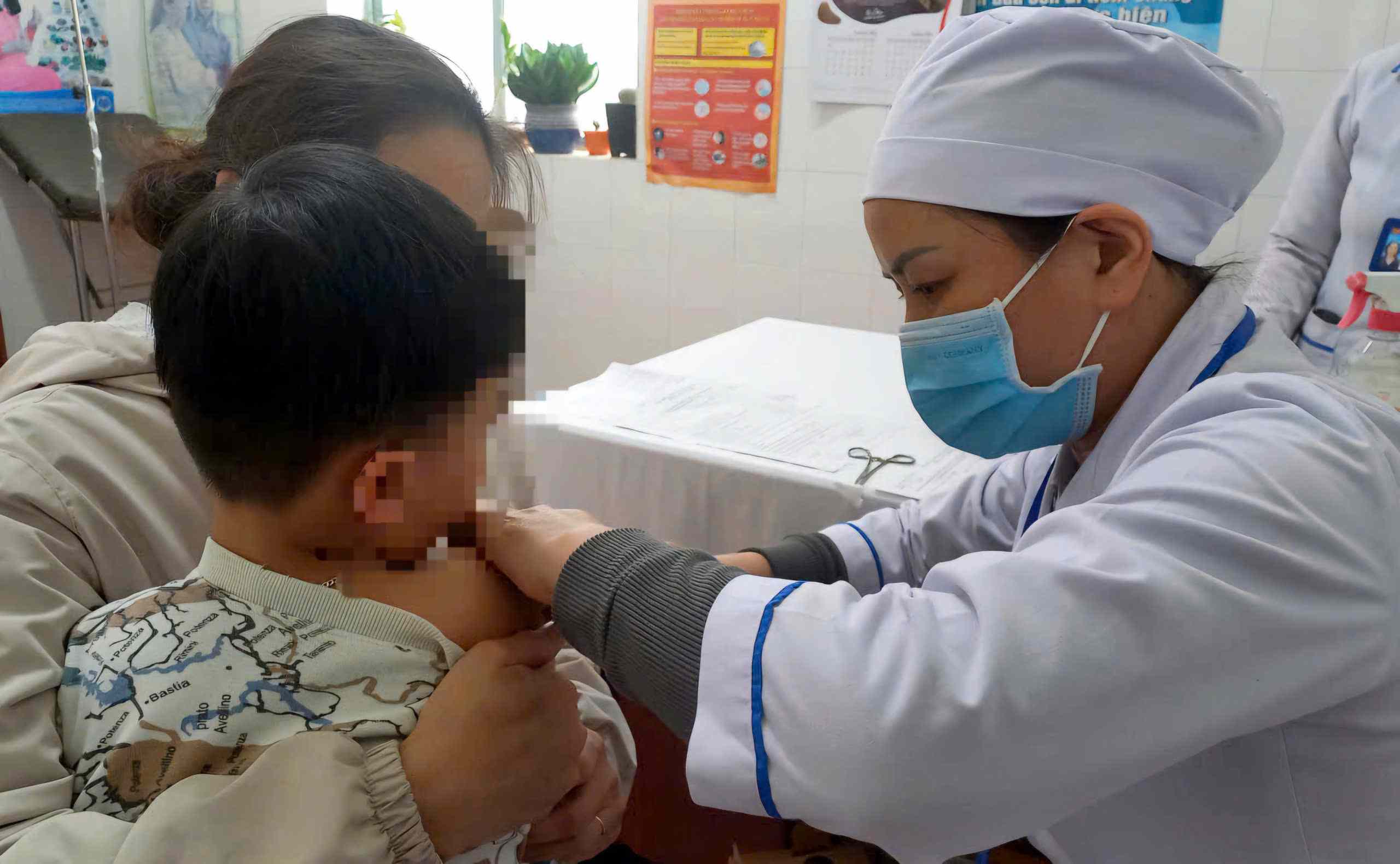 Người dân khi bị chó, mèo cắn, cào cần đến ngay cơ sở y tế để được tư vấn và tiêm phòng kịp thời. Ảnh: An Nhiên