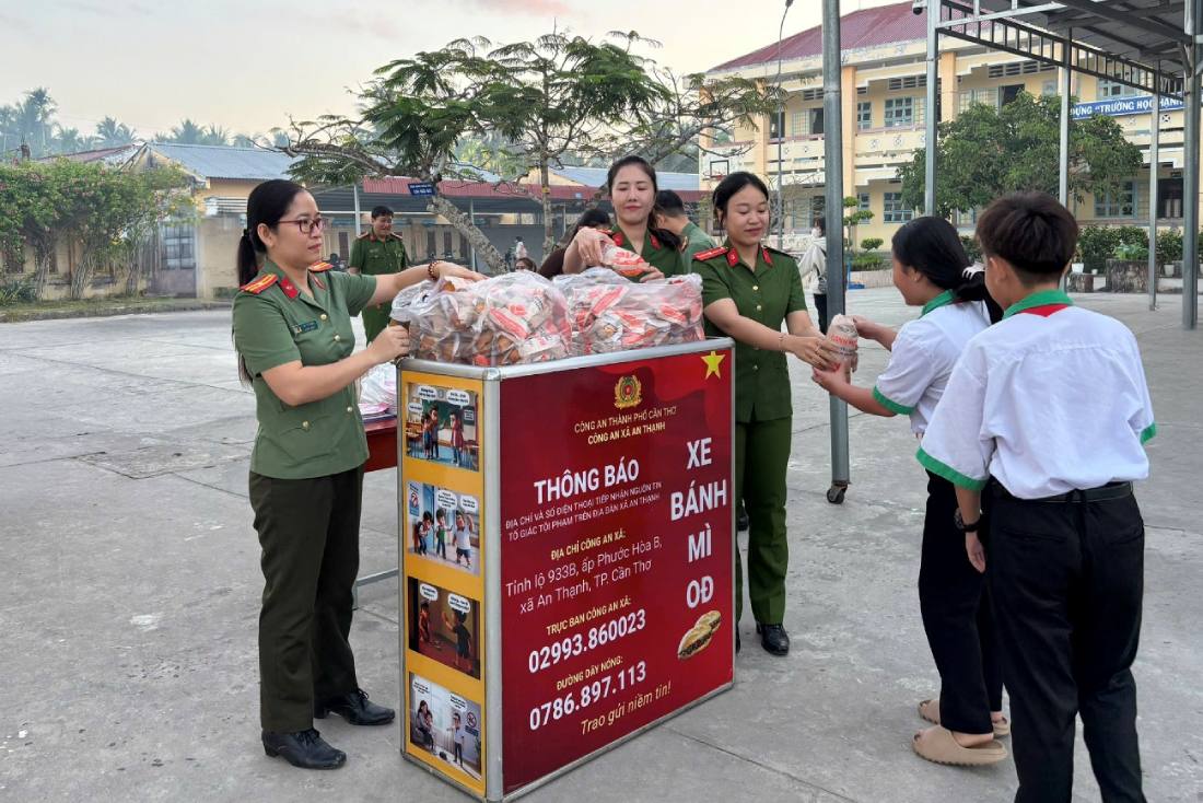 Mô hình “Bánh mì 0đ” được chuyển sang phục vụ cho người dân đang điều trị tại các cơ sở y tế trên địa bàn. Ảnh: Công an Cần Thơ