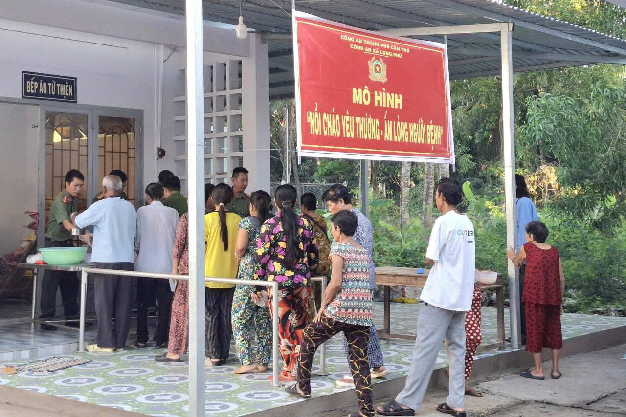 Mô hình “Nồi cháo yêu thương - Ấm lòng người bệnh” của Công an xã Long Phú. Công an Cần Thơ