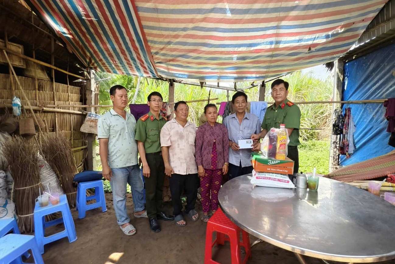 Công an xã An Thạnh chia sẻ khó khăn với người dân gặp khó khăn trên địa bàn xã trong mô hình “An ninh đồng hành”. Ảnh: Công an Cần Thơ