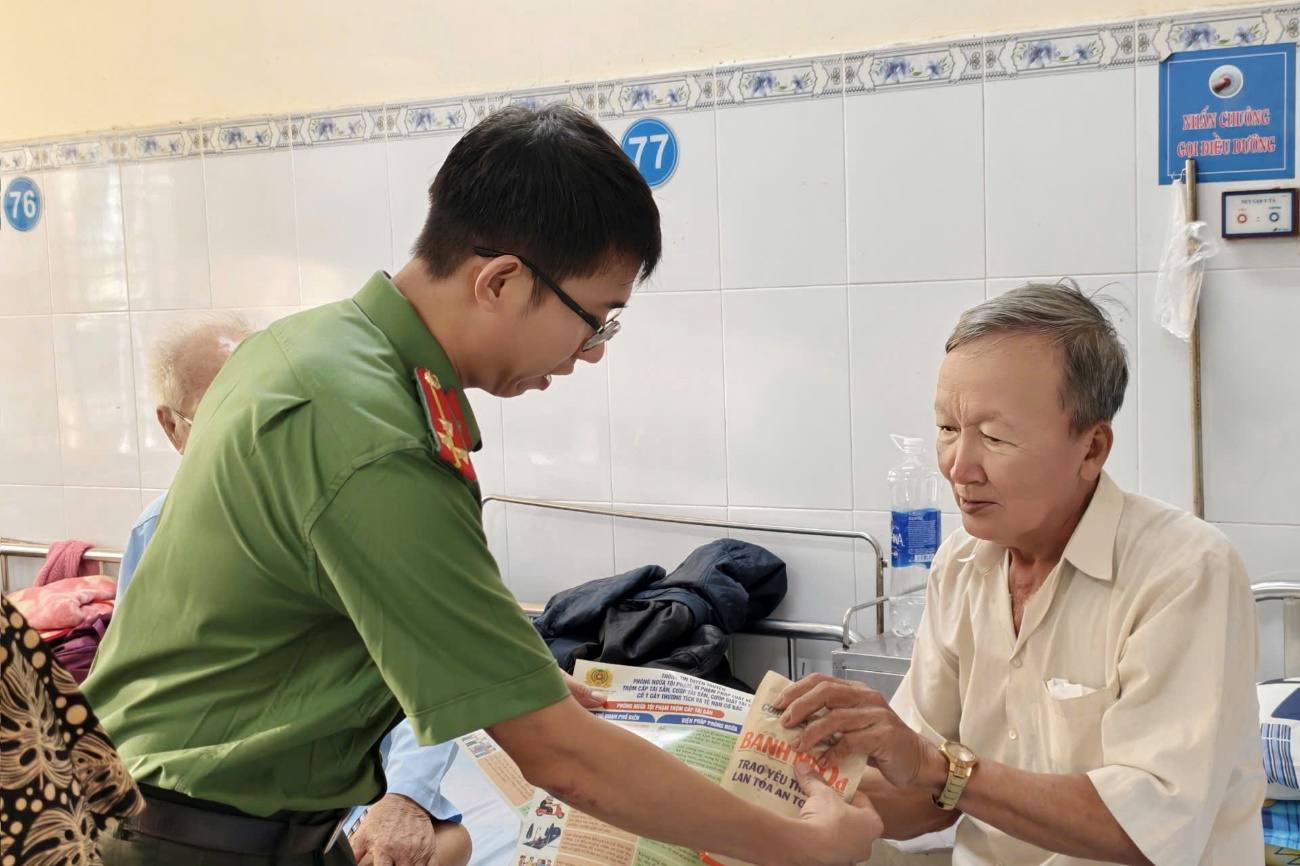 Mô hình “Bánh mì 0đ” được chuyển sang phục vụ cho người dân đang điều trị tại các cơ sở y tế trên địa bàn. Ảnh: Công an Cần Thơ