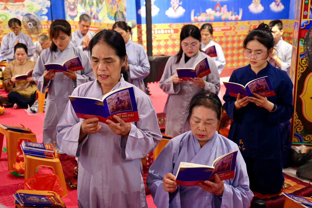 Các phật tử chăm chú đọc tụng kinh Dược Sư Sám Pháp. Ảnh: Ban tổ chức