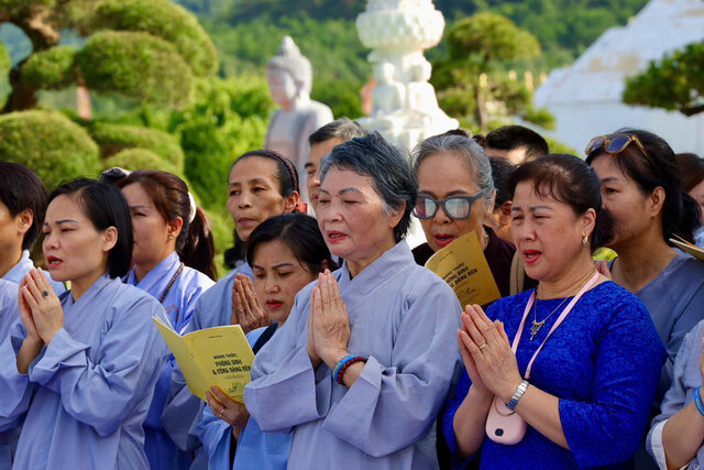 Chư Ni Bảo tháp và Phật tử tụng kinh, thực hành nghi lễ phóng sinh trong khóa tu Dược Sư Ảnh: Ban tổ chức