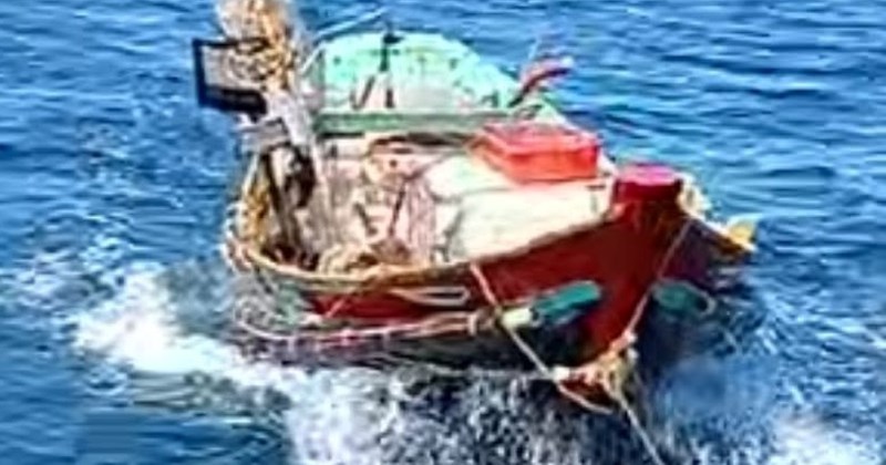 Phát hiện thuyền đầy cá trôi dạt trên biển, không người