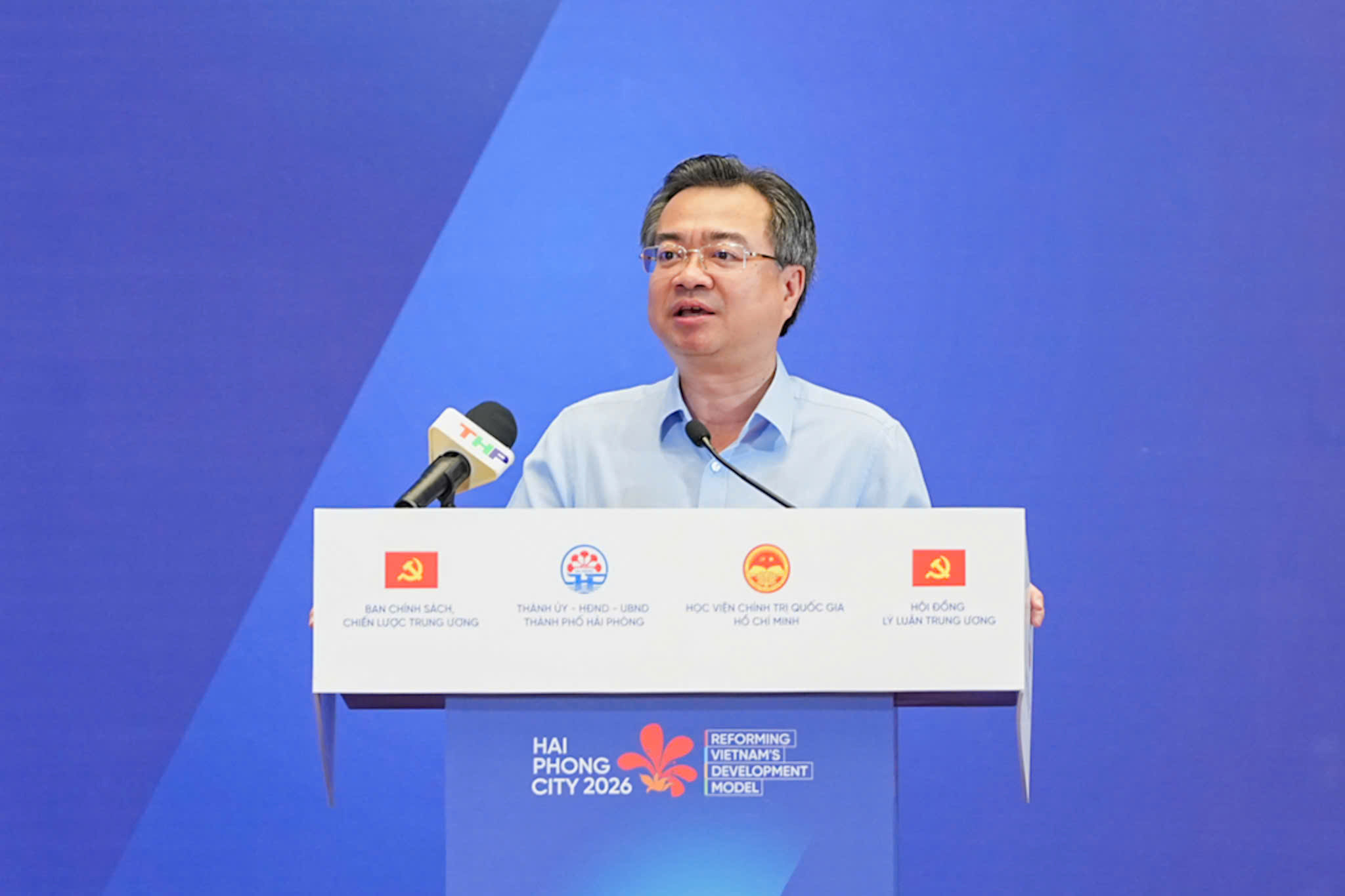 Đồng chí Nguyễn Thanh Nghị, Ủy viên Bộ Chính trị, Trưởng ban Trung ương Đảng, Trưởng Ban Chính sách, chiến lược Trung ương phát biểu khai mạc Hội thảo. Ảnh: Cổng TTĐT Hải Phòng