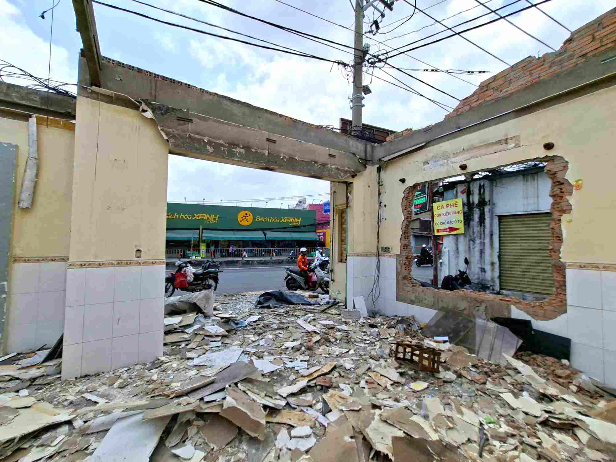 A house on National Highway 13 has been dismantled, people have moved to another place to widen the road. Photo: Minh Quan