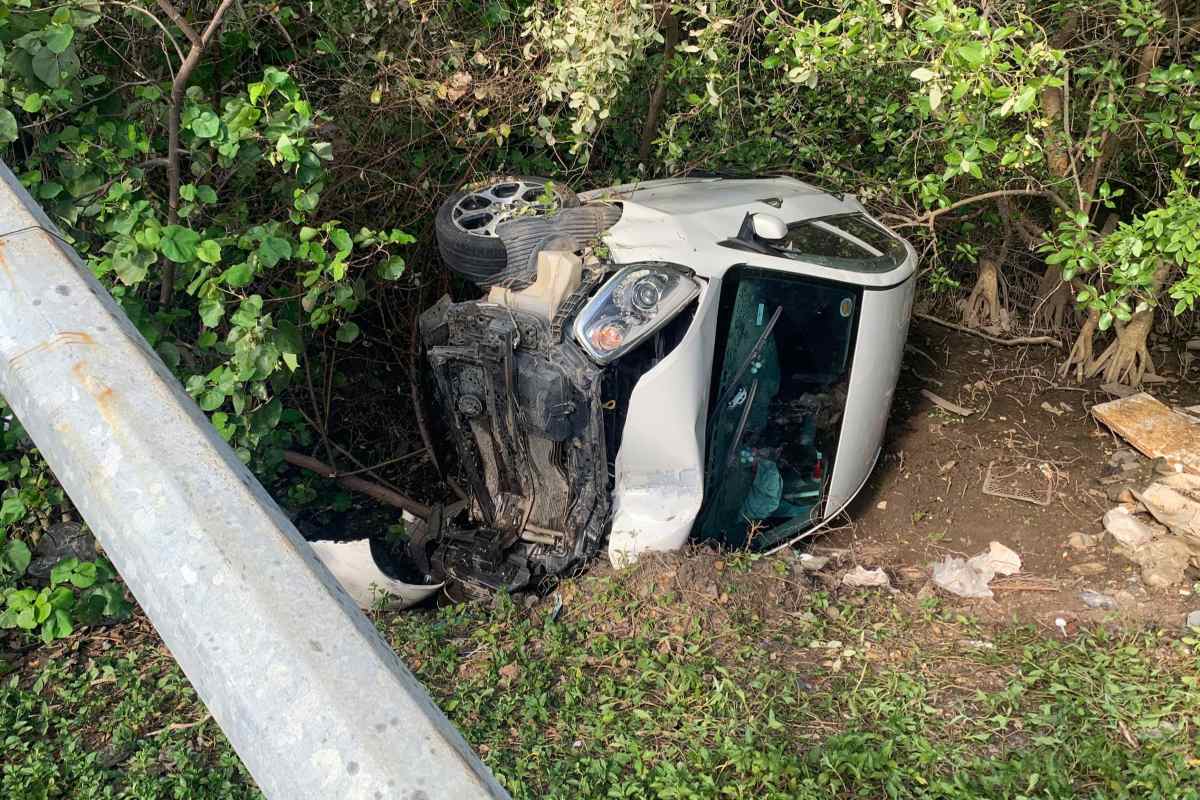 Car overturned on the side of the road after the accident. Photo: Van Hung
