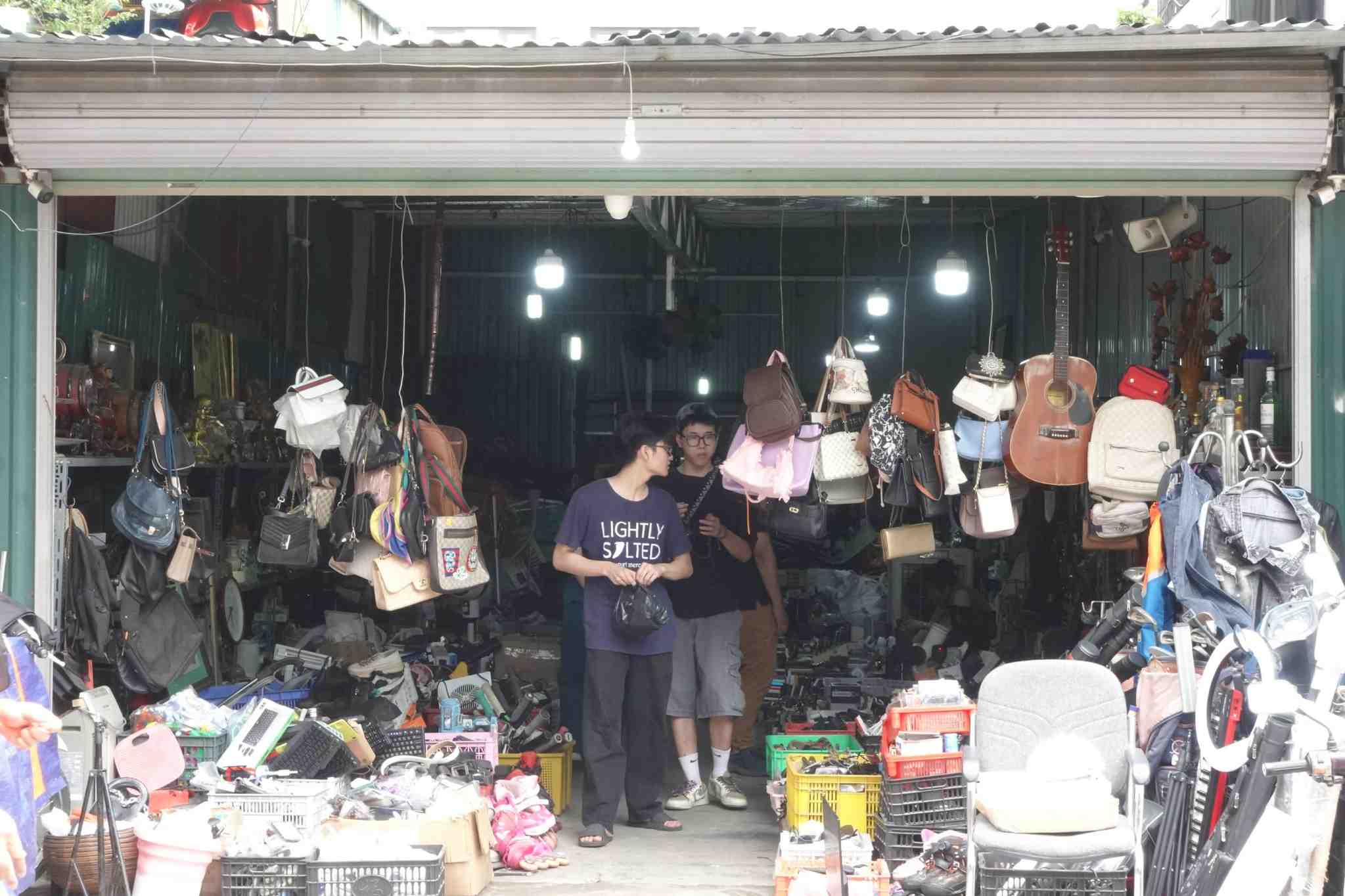 Khu chợ thu hút giới trẻ đến mua sắm nhờ các mặt hàng đa dạng và giá rẻ. Ảnh: Phạm Thắng