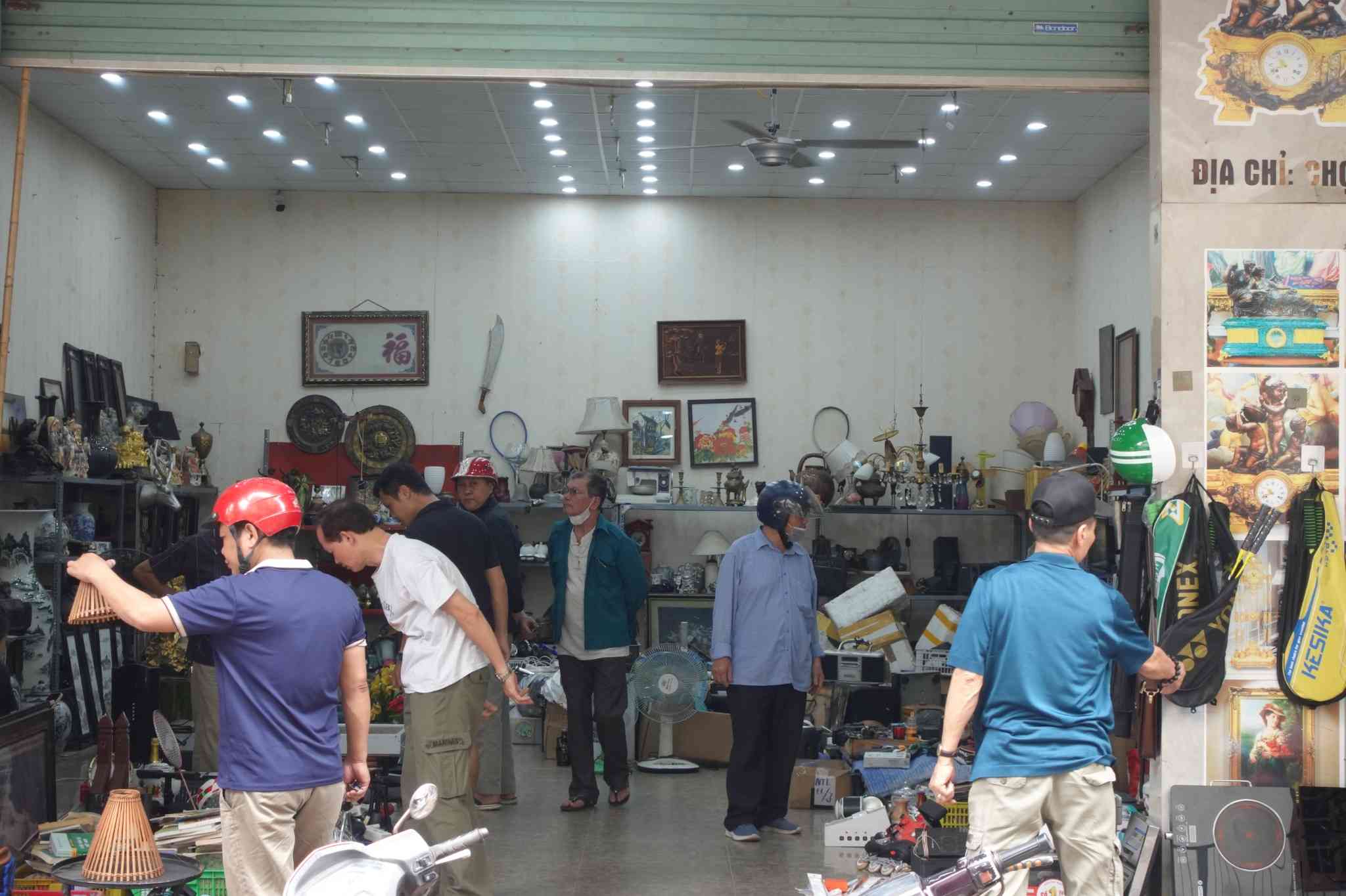 Cảnh mua bán đông đúc tại chợ đồ cũ Vạn Phúc. Ảnh: Phạm Thắng