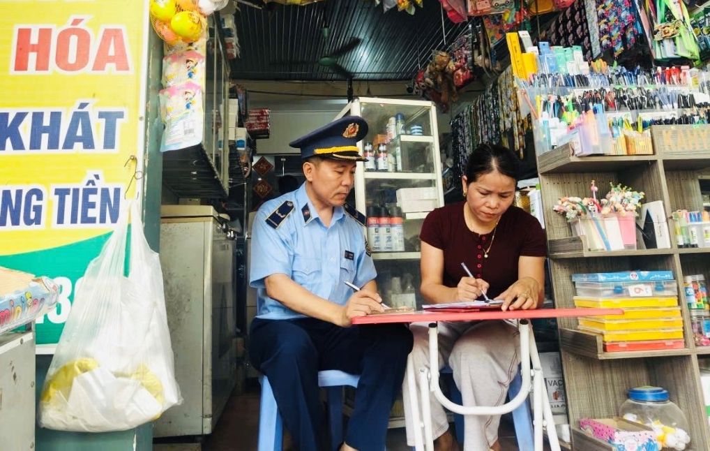 Market Management Team No. 8 signs a commitment not to increase prices with business households and ensure food safety in the 2026 high school exam. Photo: Thanh Hoa Market Management