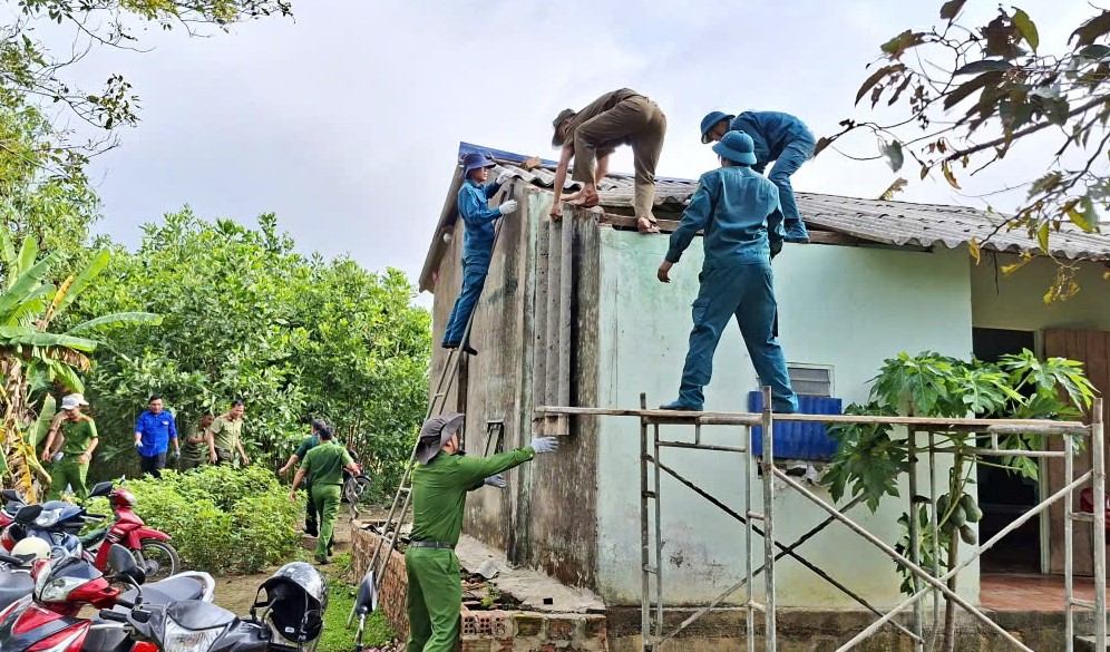 Các lực lượng hỗ trợ người dân xã vùng xã Cát Tiên 3 lợp lại mái nhà bị tốc mái. Ảnh: Phúc Khánh