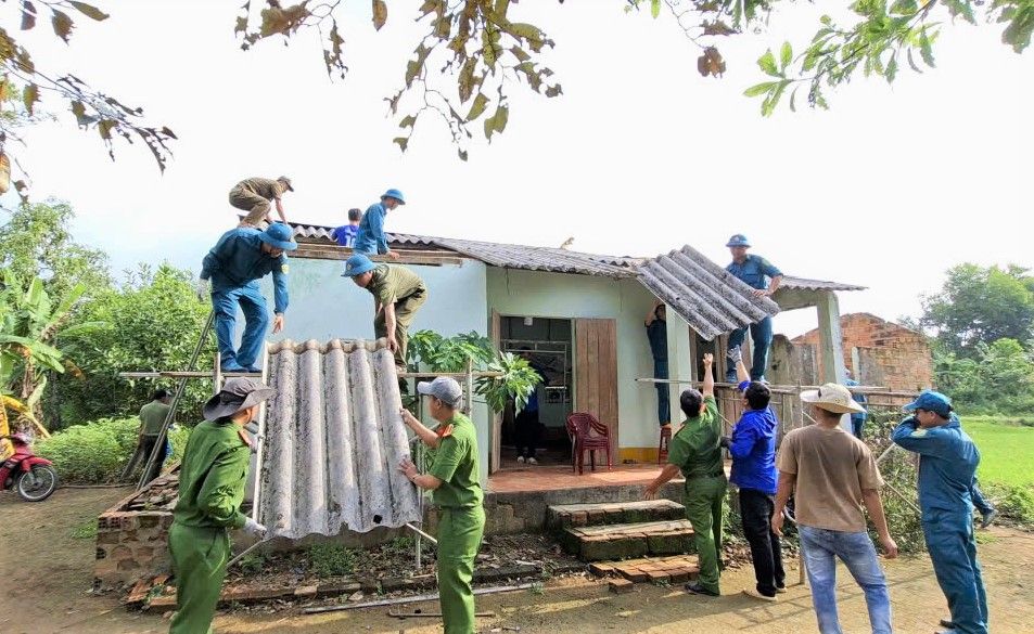 Forces support people to re-roof houses after tornadoes. Photo: Phuc Khanh