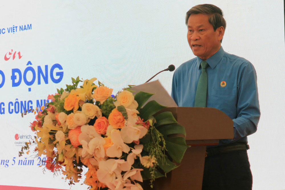 At the "Thank you to workers" program, Vice President of the Vietnam General Confederation of Labor Huynh Thanh Xuan requested the Vietnam Education Union and trade unions of units to innovate trade union activities in the direction of taking union members and workers as the center. Photo: Quynh Chi