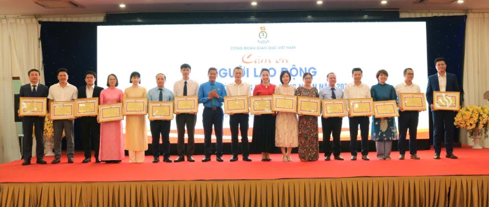 Ông Huỳnh Thanh Xuân - Phó Chủ tịch Tổng Liên đoàn Lao động Việt Nam trao Bằng khen cho các nhà khoa học có thành tích xuất sắc. Ảnh: Quỳnh Chi