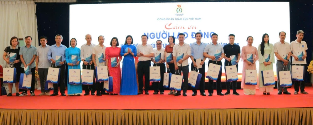 Công đoàn Giáo dục Việt Nam trao tặng quà, cảm ơn những người lao động tiêu biểu năm 2026. Ảnh: Quỳnh Chi