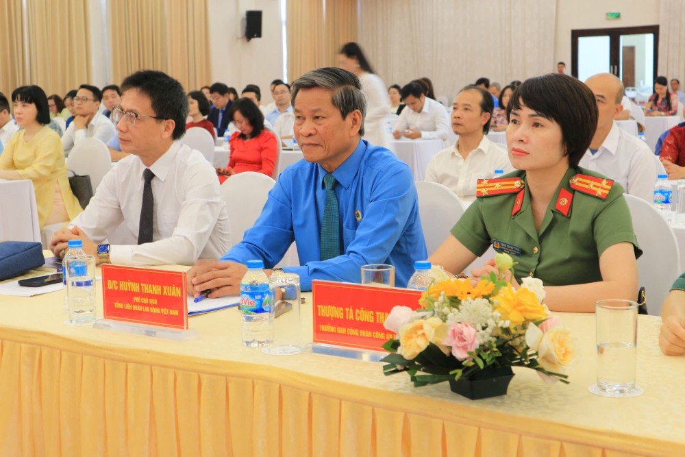 Phó Chủ tịch Tổng LĐLĐVN Huỳnh Thanh Xuân (giữa ảnh) đánh giá cao sáng kiến của CĐGD Việt Nam khi kết hợp tổ chức hội thảo khoa học với chương trình “Cảm ơn người lao động”. Ảnh: Quỳnh Chi