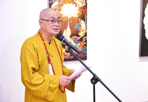 Thượng tọa Thích Minh Hiền phát biểu tại buổi khai mạc triển lãm. Ảnh: Thanh Sơn