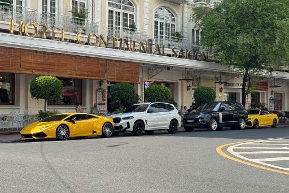 The car fleet including Lamborghini Huracan, Range Rover, BMW X3 and BMW 430i attracts the attention of passersby. Photo: Lan Minh