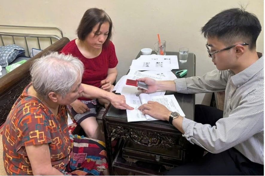 Members of the O Cho Dua administrative shock team - Branch No. 3 support people. Photo: Huyen Trang