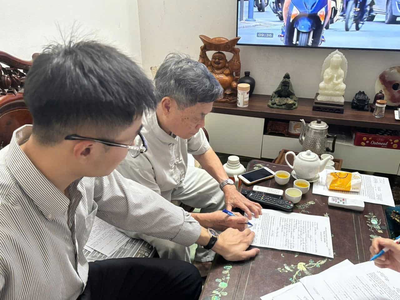 Cán bộ hành chính công đến tận nhà hỗ trợ người cao tuổi làm thủ tục trợ cấp BHXH. Ảnh: Huyền Trang