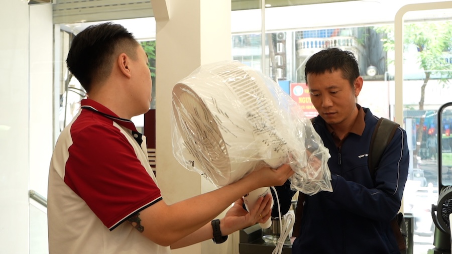 Demand surges amidst hot weather, electronics stores sell 4,000 units/day