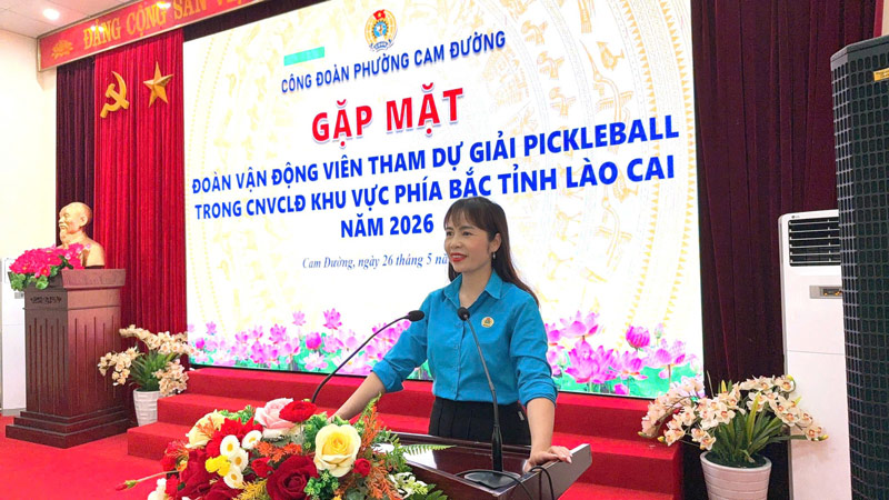 Chủ tịch Công đoàn phường Cam Đường Nguyễn Thị Huệ phát biểu động viên các vận động viện. Ảnh: Nguyễn Huệ