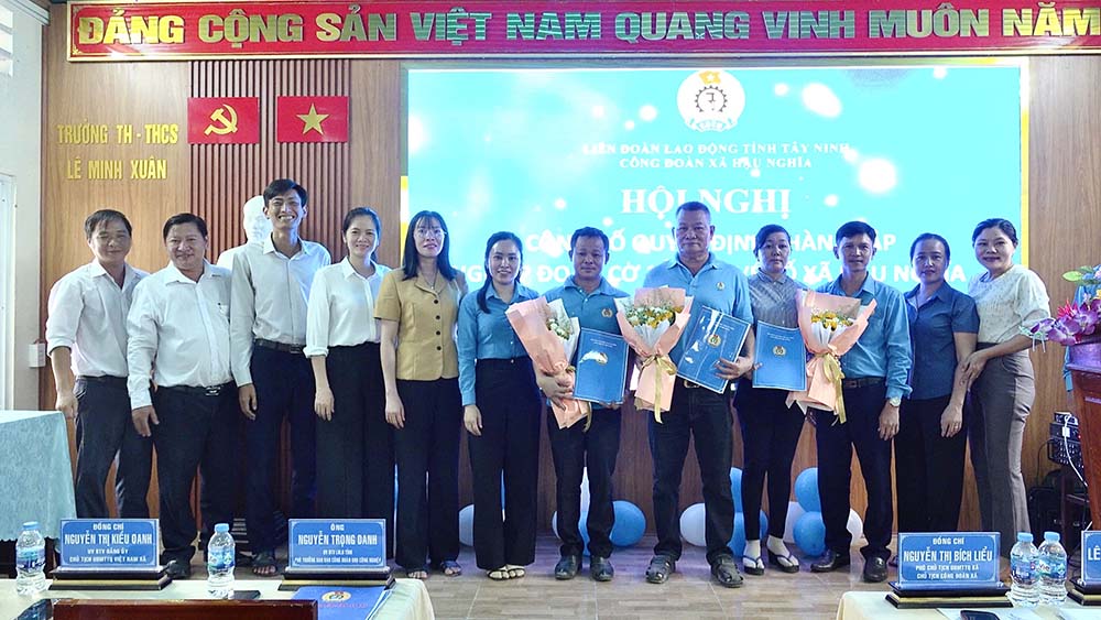 The establishment of a trade union expands the network of gathering and caring for lottery ticket sellers in Hau Nghia commune. Photo: Phuong Dung