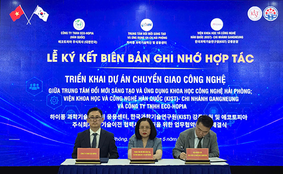 Signing ceremony of the Memorandum of Understanding on cooperation between Hai Phong and KIST Korea to transfer science and technology. Photo: Minh Hung