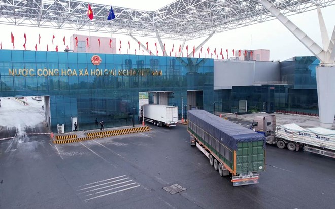 Mức xử phạt vi phạm quy định về kiểm tra hải quan, thanh tra là nội dung được bạn đọc quan tâm. Trong ảnh là cửa khẩu quốc tế Móng Cái (khu vực cầu Bắc Luân II). Ảnh: Đoàn Hưng