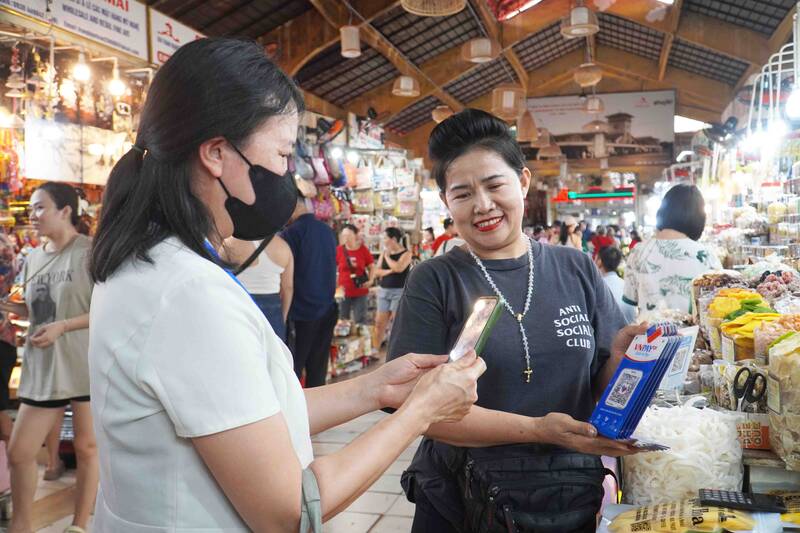 People experience digital payments in the shopping environment in the center of Ho Chi Minh City. Photo: Ha May