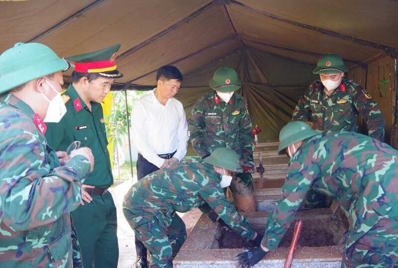 Functional forces of Lang Son province take biological samples of unidentified martyrs' remains for DNA testing. Photo: Duong Nguyen