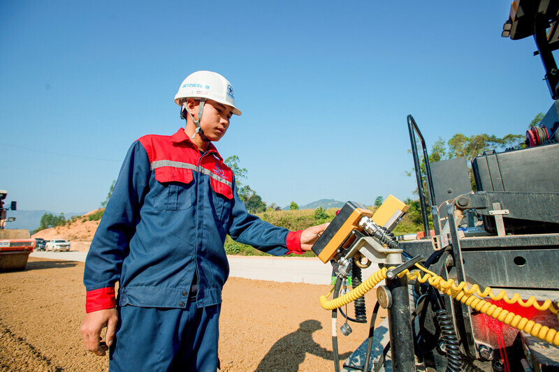 Workers struggle to work in peak hot weather. Photo: Khanh Linh