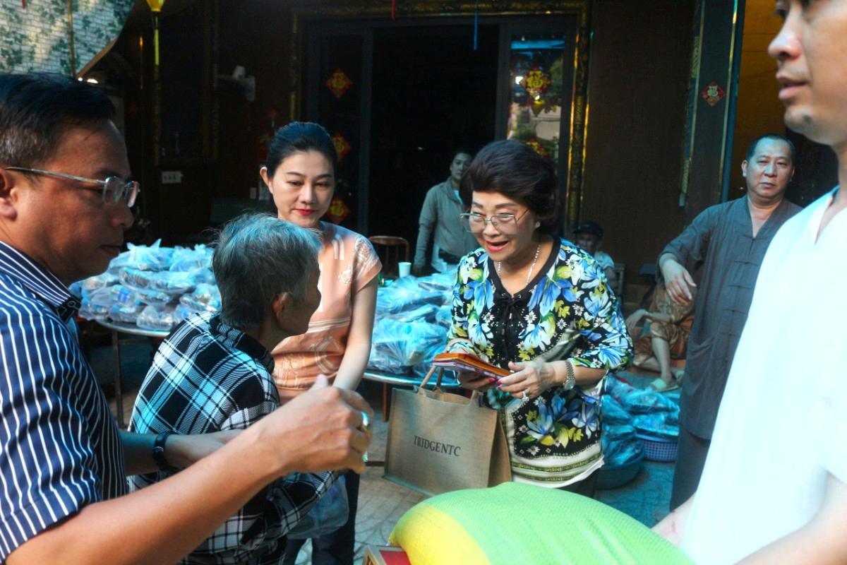 Linh Buu Pagoda in coordination with People's Artist Que Tran presented a house of gratitude and 200 gifts on the occasion of Buddha's Birthday. Photo: Hoang Phuong