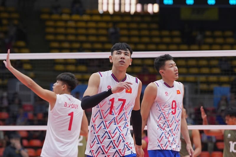 Vietnamese men's volleyball team players have gotten acquainted with experts. Photo: Minh Dan