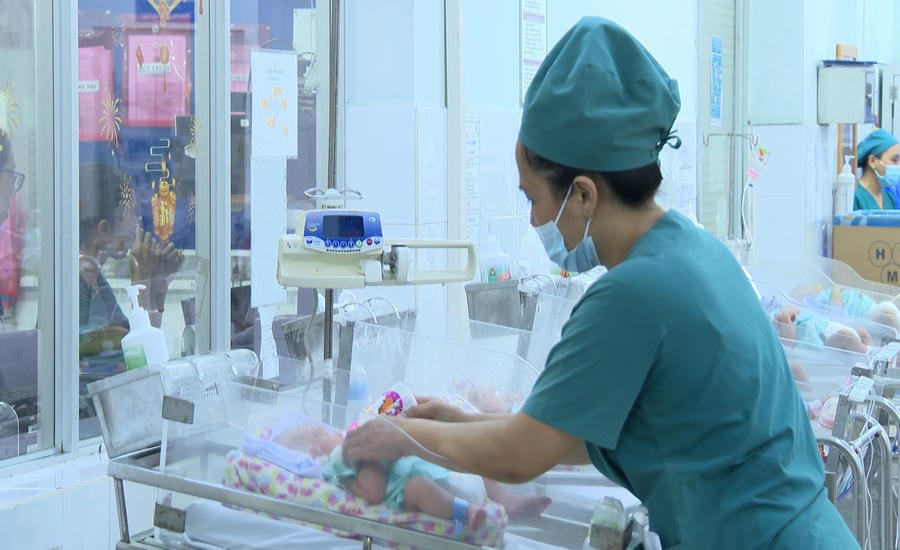 Many newborns have received stable health care, but were not picked up by their families, so they became abandoned children. Photo: Nguyen Ly